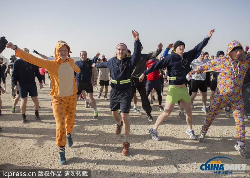 超人、天線寶寶齊上陣：駐阿英軍奇裝賽跑迎新年