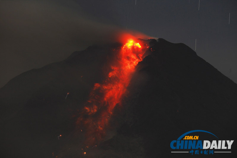 印尼火山巖漿噴涌而出 長(zhǎng)曝光照片展現(xiàn)“流星雨”