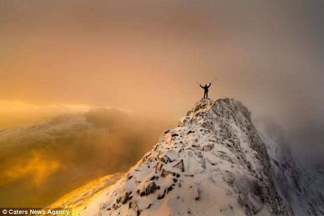 英國(guó)登雪山愛好者不畏嚴(yán)寒 近千米高雪山頂裸體行走