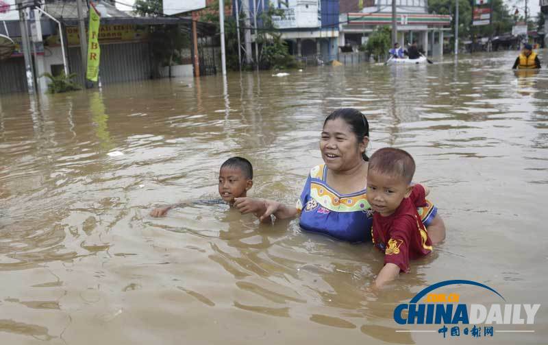 印尼首都被洪水淹沒(méi) 民眾紛紛涉水出逃