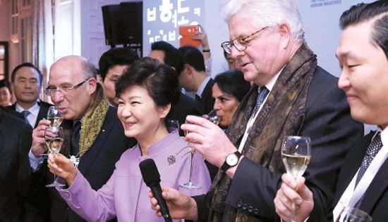 安倍突現(xiàn)樸槿惠演講現(xiàn)場(chǎng) 在最前排傾聽但遭無視