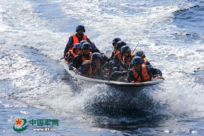 南海艦隊(duì)某登陸艦支隊(duì)在南海某海域展開(kāi)突擊登陸演練