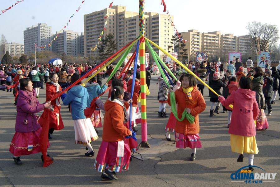 看煙花玩滑輪獻(xiàn)花籃 朝鮮民眾喜迎新年