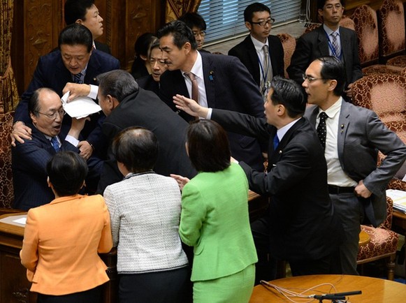 因批評秘密法案 《朝日新聞》被指欲推翻安倍政權(quán)