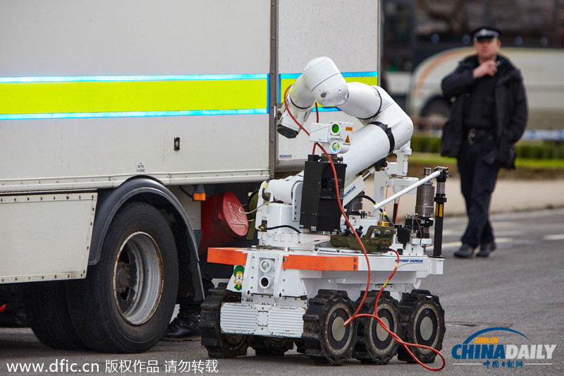 牛津大學(xué)征兵辦收到疑似炸彈包裹 英國(guó)軍方出動(dòng)機(jī)器人排爆