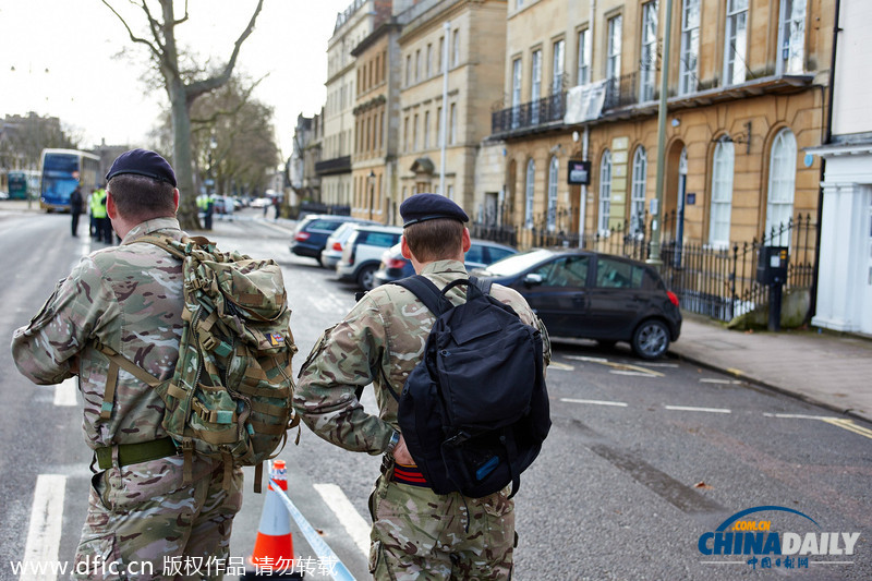 牛津大學(xué)征兵辦收到疑似炸彈包裹 英國(guó)軍方出動(dòng)機(jī)器人排爆