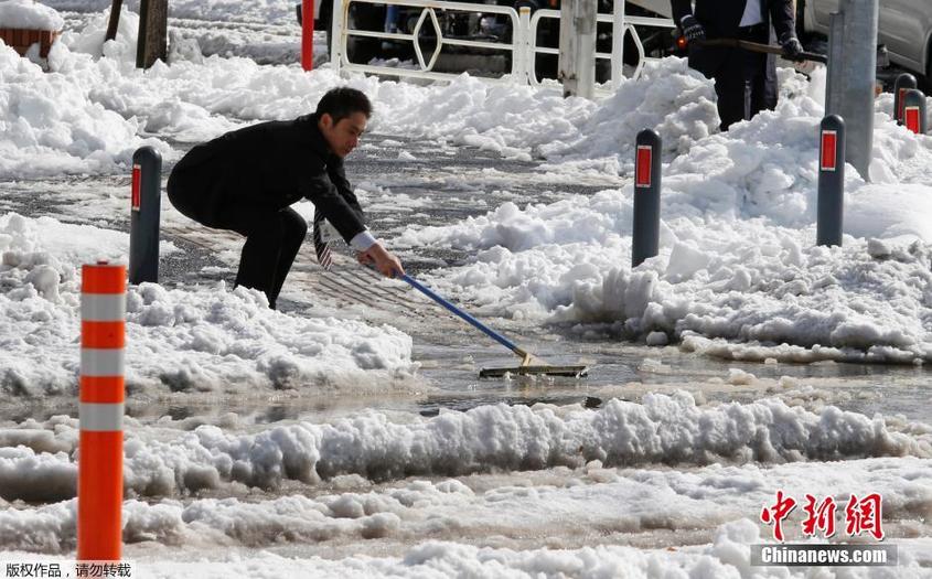 日本關(guān)東遭遇暴雪 路面積雪嚴(yán)重交通混亂