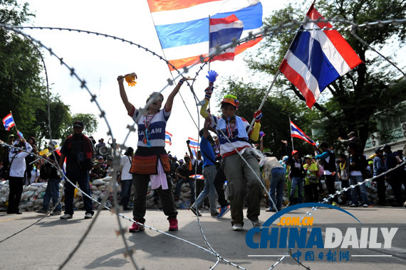 泰國總理英拉離開曼谷數(shù)日 槍聲爆炸聲擾亂抗議活動(dòng)