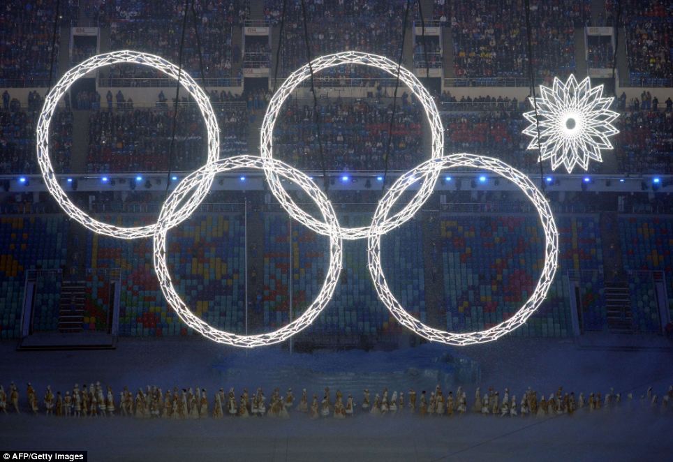 索契冬奧會閉幕式調(diào)侃“五環(huán)變四環(huán)”