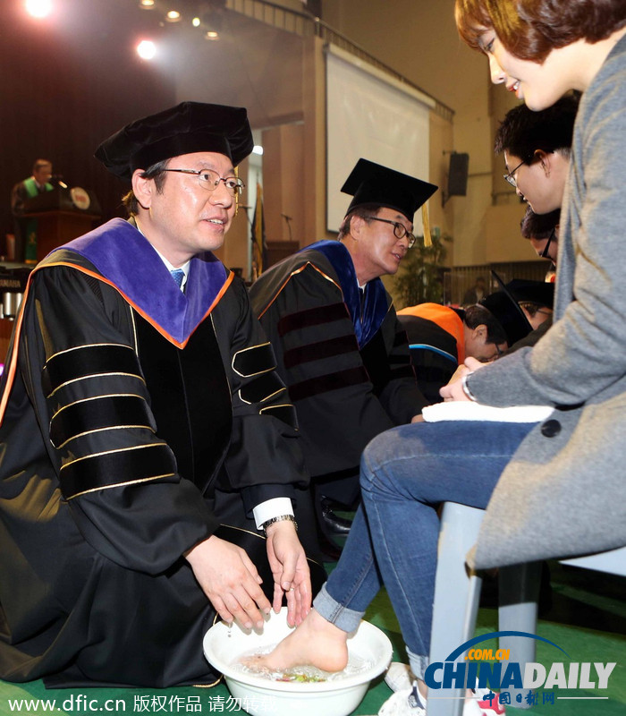 韓國大學(xué)校長教授為學(xué)生集體洗腳表達(dá)關(guān)愛（圖）