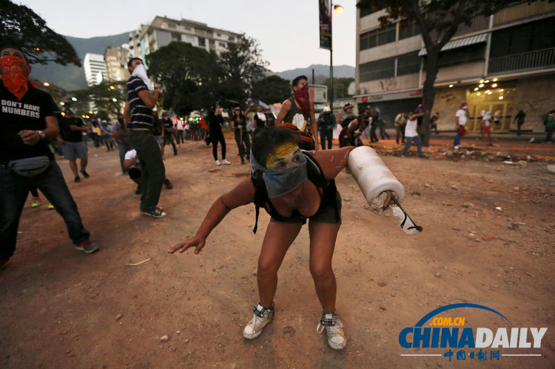 委內(nèi)瑞拉示威者與防暴警察沖突 焚燒馬杜羅假人