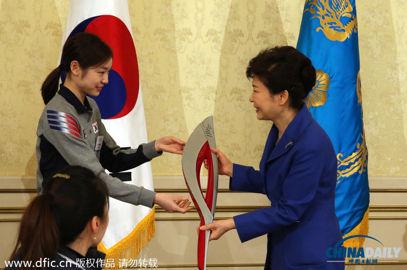 樸槿惠邀韓國索契代表團(tuán)共進(jìn)午餐 金妍兒贈送火炬