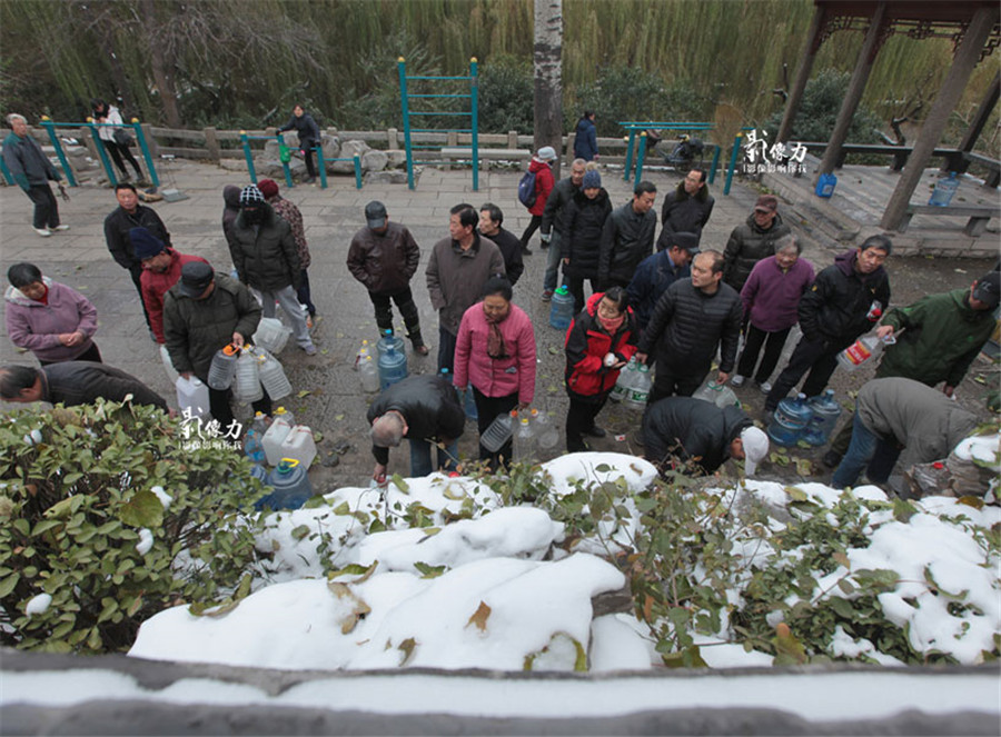 People enjoy the 'spring water life' in winter of Jinan