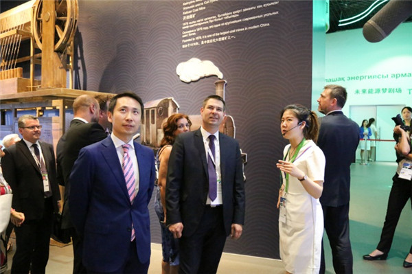 捷克工商部部長吉里•哈弗里賽克參觀中國館：中國日益展現(xiàn)負(fù)責(zé)任大國形象，新能源技術(shù)將受益全球