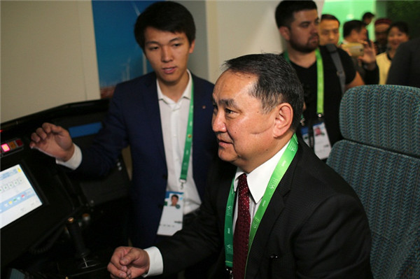 上海合作組織秘書長(zhǎng)阿利莫夫、哈薩克斯坦副外長(zhǎng)卡瑪爾季諾夫高度評(píng)價(jià)中國(guó)館并題詞留念