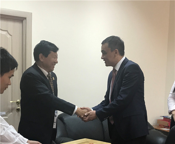 哈薩克斯坦國際通訊社社長阿斯哈爾•奧瑪若夫高度評價中國館對阿斯塔納世博會的貢獻(xiàn)