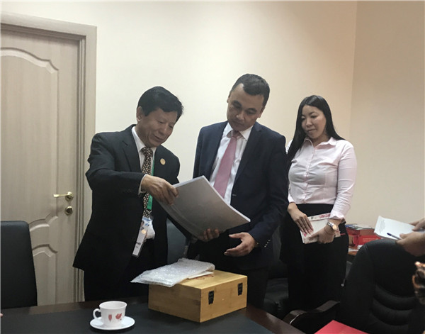 哈薩克斯坦國際通訊社社長阿斯哈爾•奧瑪若夫高度評價中國館對阿斯塔納世博會的貢獻(xiàn)