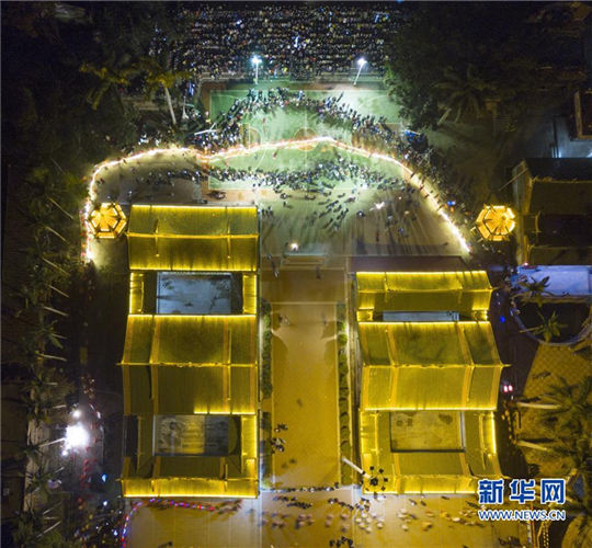 Spectacular lantern show adds color to festive New Year