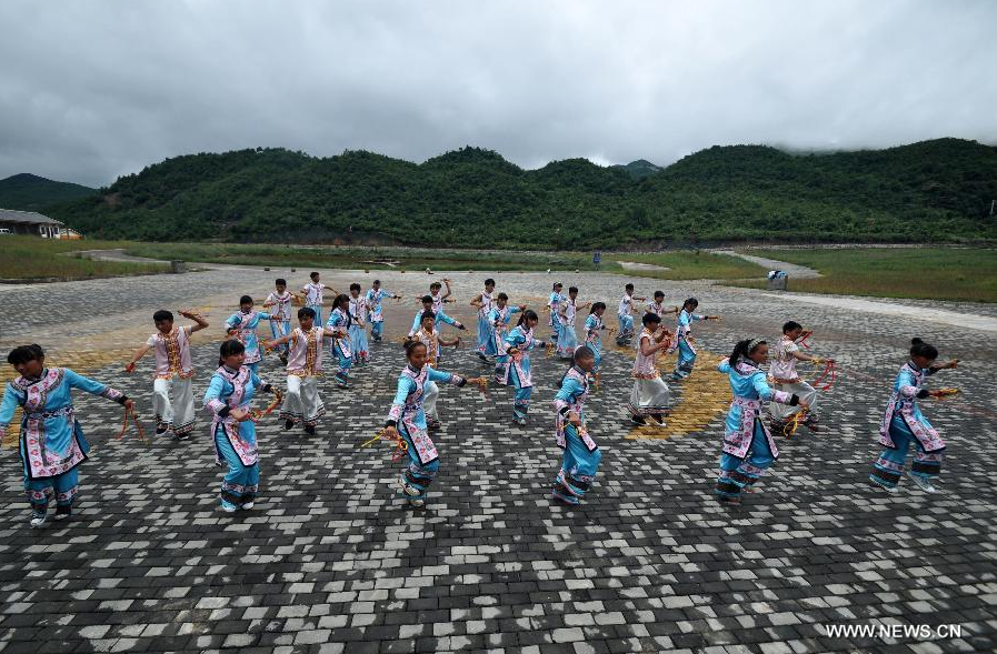 Pupils perform Yi bell dance to worship ancestors and gods