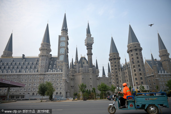China's very own Hogwarts<BR>河北現(xiàn)山寨魔法學院(圖)