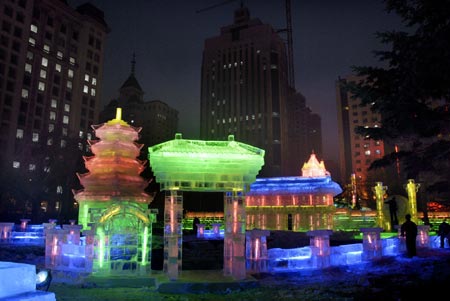 Workers give last touch for the ice sculptures during the 33rd Ice Lantern Garden Party in Harbin, Northeast China's Heilongjiang Province December 21, 2006. Over 2000 pieces of sculptures made of ice are displayed during the Ice Lantern Garden Party that starts on Thursday.[Xinhua]
