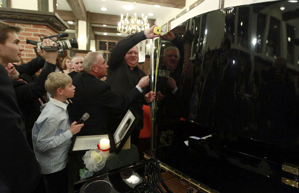 Biggest piano to mark end of Chopin Year
