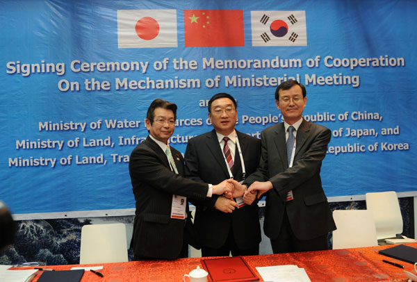 Chen Lei (middle), Minister of Water Resources of the People’s Republic of China, attends a signing ceremony of a memorandum of water resource cooperation with officials from Japan and South Korea in France, March 13, 2012. Memorandum of water resource cooperation signed