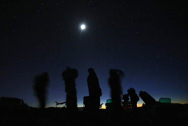 UFO tour operator Kim Carlsberg leads vehicles into the desert during an Unidentified Flying Object (UFO) tour in the desert outside Sedona, Arizona Feb 14, 2013. UFO tour in desert