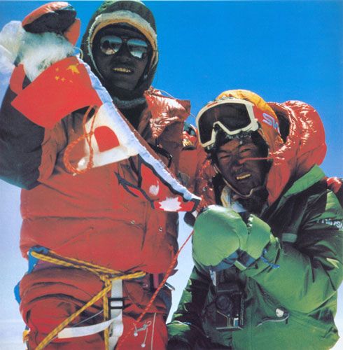 This photo shows mountaineers from China, Japan and Nepal displaying their national flags after reaching the top of Qomolangma on May 5, 1988. Celebrating 60 years of Qomolangma's conquest