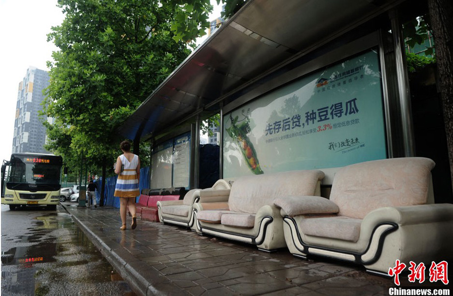 重慶現(xiàn)“豪華”公交站 乘客可坐沙發(fā)等車(圖)