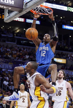 Lakers hang on for 101-96 win in Game 2