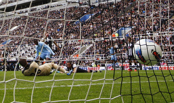 Man City close in on title