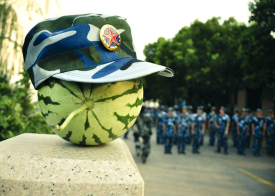 學生軍訓西瓜君走紅網(wǎng)絡 賣萌搞笑惹人愛(組圖)