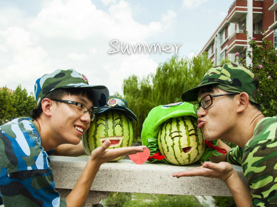 學(xué)生軍訓(xùn)西瓜君走紅網(wǎng)絡(luò) 賣萌搞笑惹人愛(ài)(組圖)