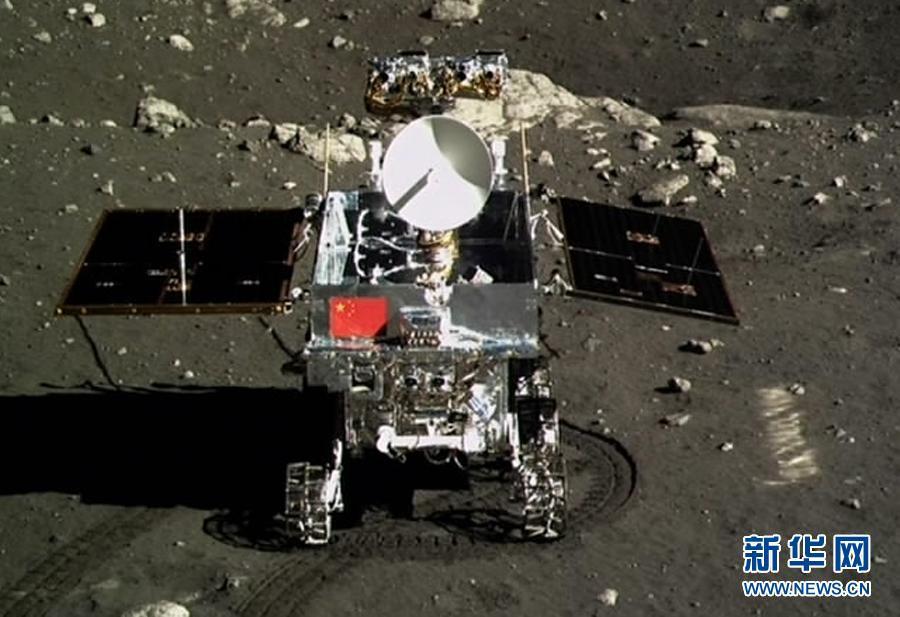 嫦娥三號著陸器和巡視器成功互拍 五星紅旗閃耀月球