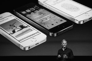 iPhone手機(jī)有“后門(mén)”或被監(jiān)聽(tīng) 蘋(píng)果稱“不知情”