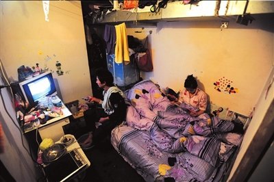 慘！北漂族地下室生活