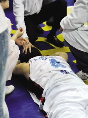肘擊、揮拳 中美籃壇同遭暴力