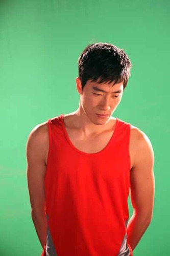 劉翔助力鉆石聯(lián)賽 拍攝現(xiàn)場(chǎng)認(rèn)真擺pose