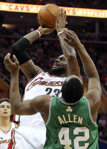NBA：詹姆斯如同夢游騎士慘敗32分 綠衫軍3:2領(lǐng)先
