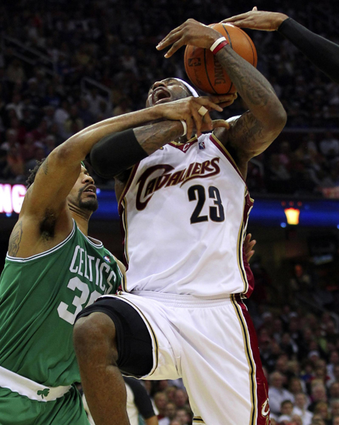 NBA：詹姆斯如同夢(mèng)游騎士慘敗32分 綠衫軍3:2領(lǐng)先