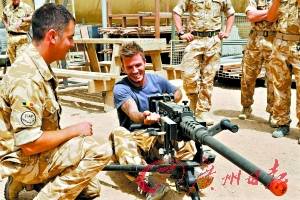 貝克漢姆訪問駐阿英軍軍營 客串重機(jī)槍手