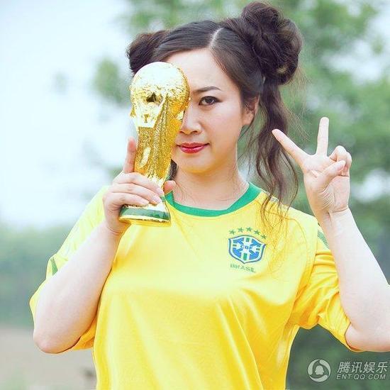 芙蓉姐姐身穿巴西隊(duì)服 化身世界杯雷人女神