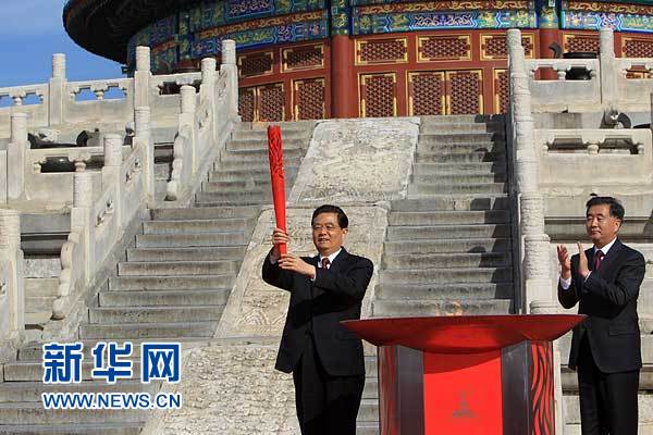 胡錦濤出席亞運(yùn)會火炬點(diǎn)燃暨火炬?zhèn)鬟f活動啟動儀式