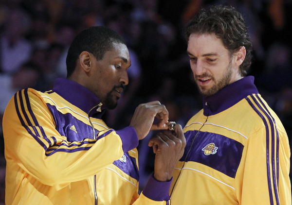 NBA：姚明復(fù)出首戰(zhàn)9分6犯離場(chǎng) 火箭揭幕戰(zhàn)遭湖人翻盤