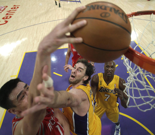 NBA：姚明復(fù)出首戰(zhàn)9分6犯離場 火箭揭幕戰(zhàn)遭湖人翻盤