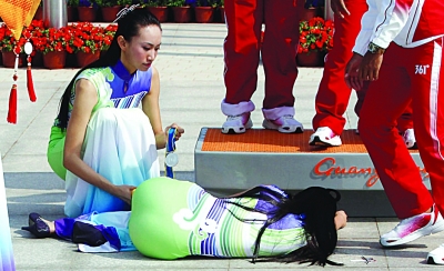 亞運(yùn)“暈倒姐”讓人憐惜 被扶到場(chǎng)邊沒(méi)人管