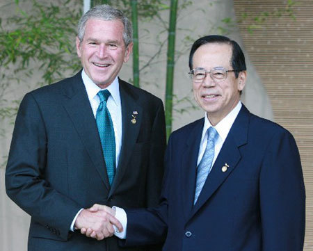 Prime Minister Yasuo Fukuda (R) shakes hands with U.S. President George W. Bush in a greeting ceremony hosted by Fukuda in the first official day of the G8 Hokkaido Toyako Summit, at Lake Toyoko, Hokkaido Prefecture, northern Japan，July 7, 2008. (Xinhua Photo)