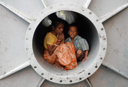 40 killed as cyclone hits India, Bangladesh