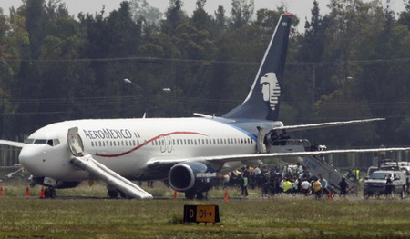 Police raid ends jetliner hijacking in Mexico